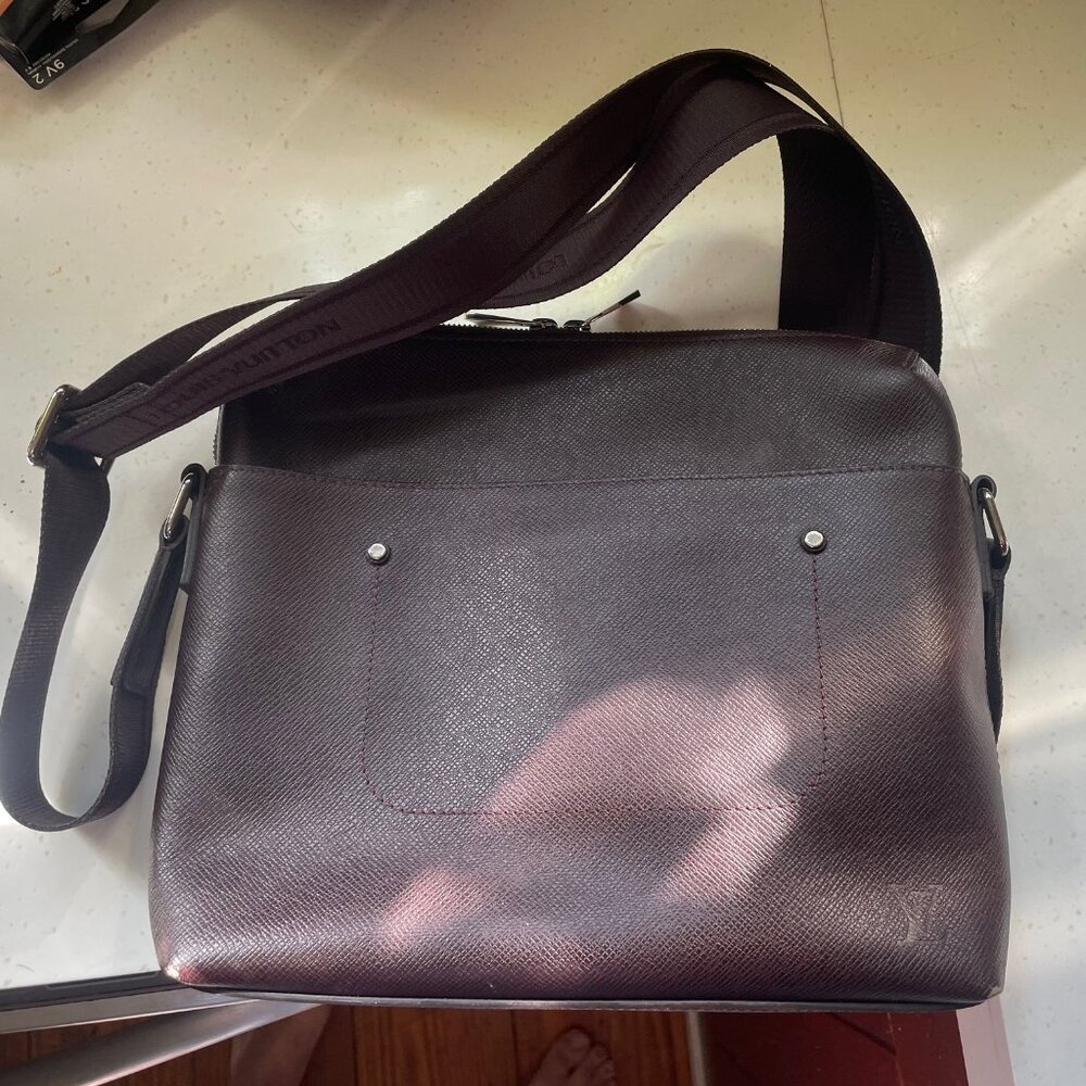 Louis Vuitton Brown Taiga Messenger / Tote Bag - Picture 2 of 8